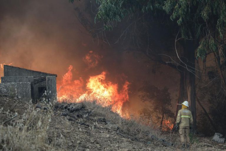 DOIS FOGOS EM VILA VERDE MOBILIZAM QUASE 200 HOMENS E QUATRO MEIOS AÉREOS