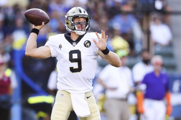 DREW BREES BATE RECORDE HISTÓRICO DE JARDAS DE PASSES EM FUTEBOL AMERICANO