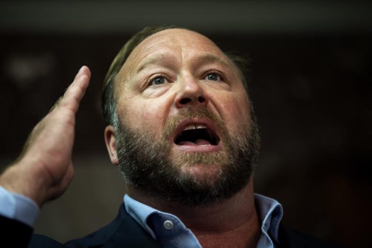 TWITTER REMOVE CONTAS DO APRESENTADOR DE RÁDIO DE EXTREMA-DIREITA ALEX JONES