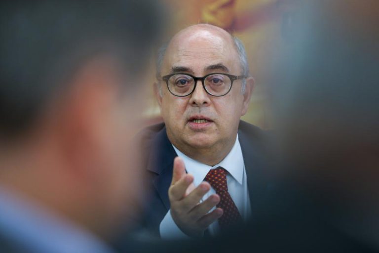 MINISTRO DA DEFESA, AZEREDO LOPES, DEMITE-SE DO GOVERNO