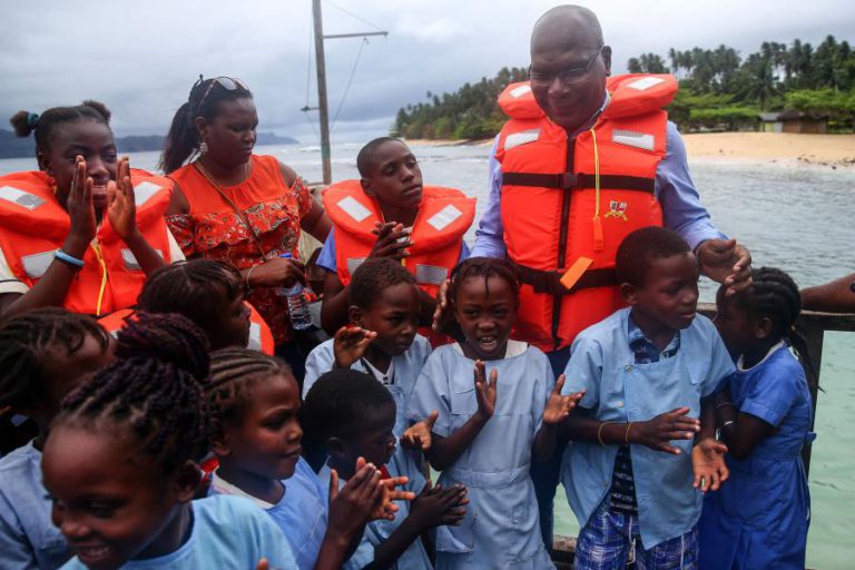 CRIANÇAS DO ILHÉU DAS ROLAS “GANHARAM” BARCO PARA IREM À ESCOLA
