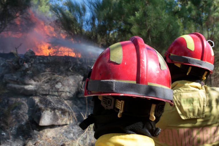 FOGO EM VILA VERDE MOBILIZA MAIS DE 200 OPERACIONAIS E CINCO MEIOS AÉREOS