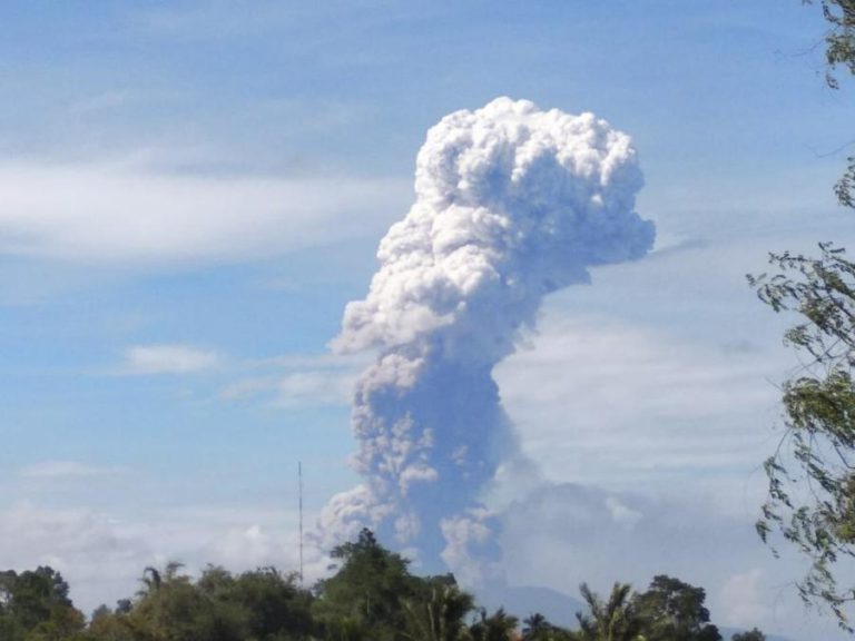 VULCÃO ENTRA EM ERUPÇÃO NA MESMA ILHA INDONÉSIA AFETADA POR SISMO E TSUNAMI