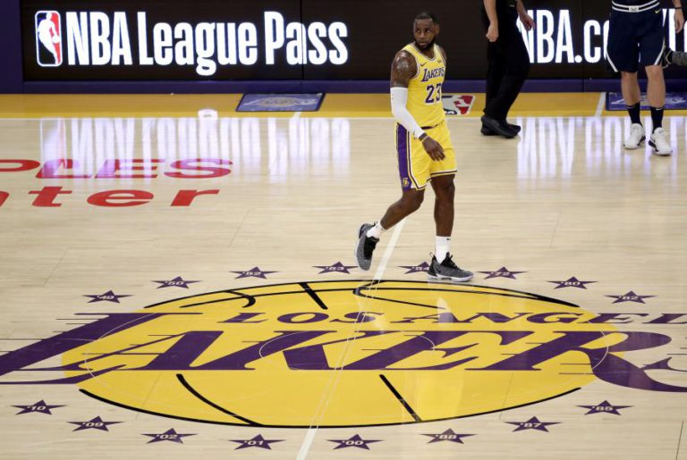 BASQUETEBOLISTA LEBRON JAMES GANHA PELA PRIMEIRA VEZ AO SERVIÇO DOS LAKERS