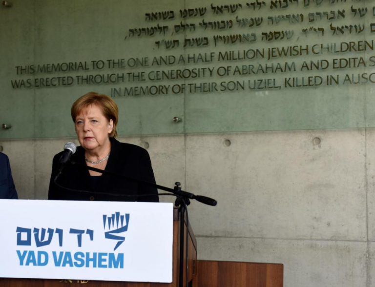 MERKEL REAFIRMA RESPONSABILIDADE PERPÉTUA DA ALEMANHA DE COMBATER ANTISSEMITISMO