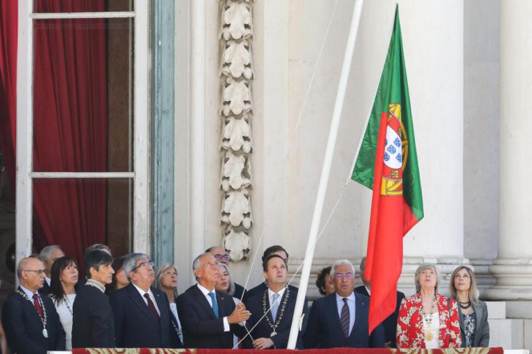 COSTA ASSOCIA-SE A APELO DE MEDINA PARA QUE PARLAMENTO APROVE LEIS SOBRE HABITAÇÃO