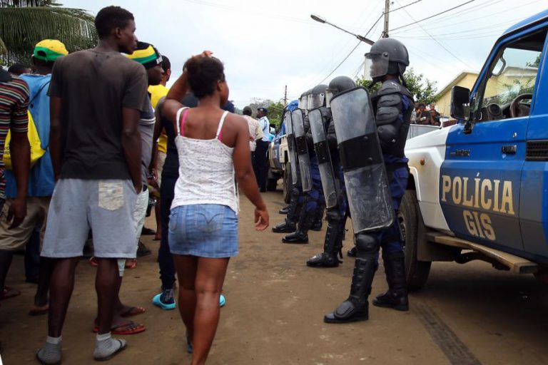 SÃO TOMÉ/ELEIÇÃO: MILITARES ENTRAM NO TRIBUNAL CONSTITUCIONAL E POPULARES APLAUDEM