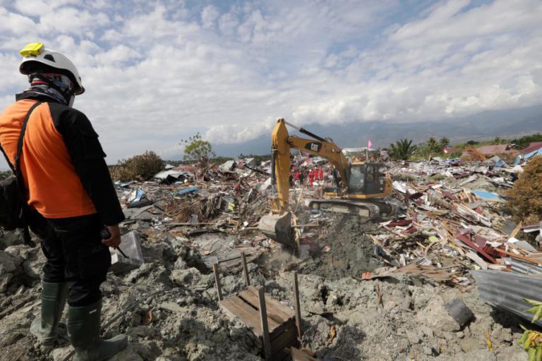EQUIPAS DE RESGATE INDONÉSIAS CHEGAM ÀS ZONAS REMOTAS DA ILHA AFETADA POR TERRAMOTO