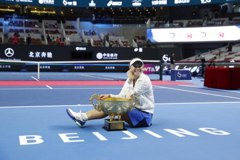 WOZNIACKI VENCE TORNEIO DE TÉNIS DE PEQUIM E ALCANÇA 30.º TÍTULO