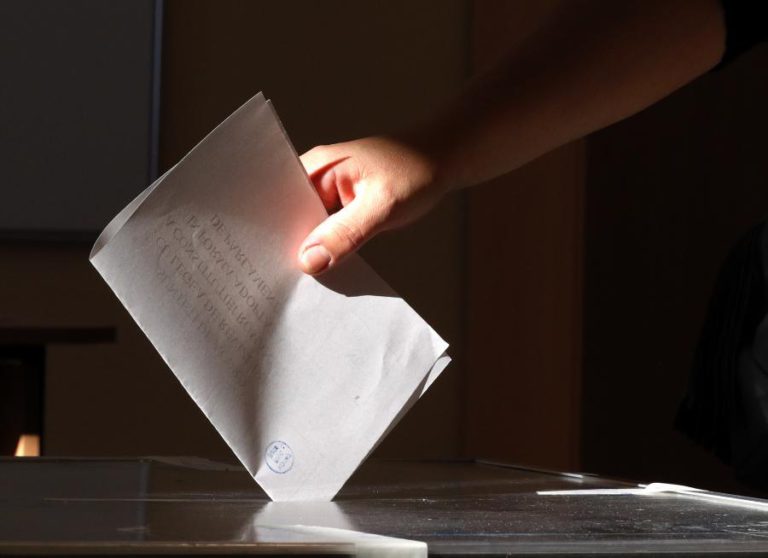 FRACASSOU REFERENDO NA ROMÉNIA PARA VETAR CASAMENTO GAY DEVIDO A BAIXA PARTICIPAÇÃO