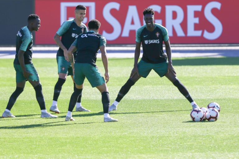 SELEÇÃO PORTUGUESA COM TODOS DISPONÍVEIS NO DIA EM QUE VIAJA PARA A POLÓNIA