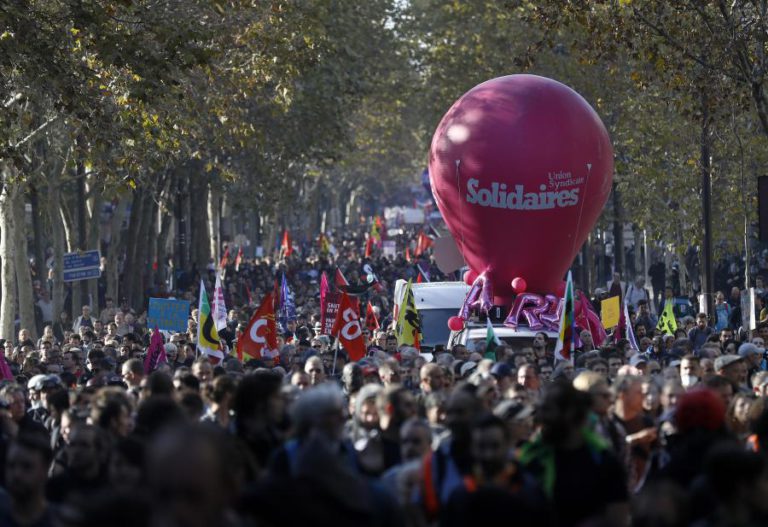 ENTRE 11.500 E 50.000 MANIFESTAM-SE EM PARIS EM DEFESA DO MODELO SOCIAL