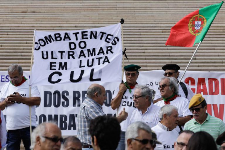 CERCA DE 50 EX-COMBATENTES DA GUERRA COLONIAL REVINDICAM APOIO FRENTE AO PARLAMENTO