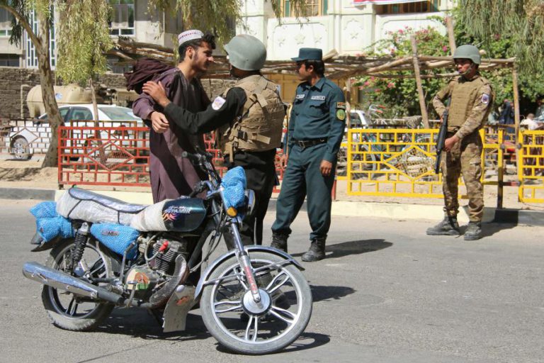 PELO MENOS 14 MORTOS EM EXPLOSÃO EM COMÍCIO NO AFEGANISTÃO