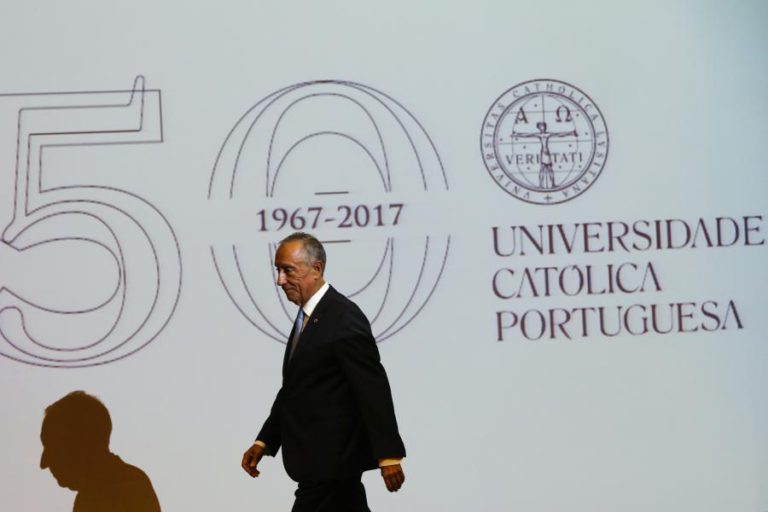 MARCELO CONDECORA UNIVERSIDADE CATÓLICA POR “DEVOTADO SERVIÇO À EDUCAÇÃO”
