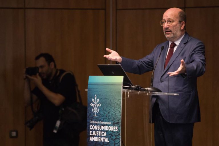MINISTRO DO AMBIENTE DIZ QUE SÓ ESTUDO DO IMPACTO PODE MUDAR PROPOSTAS PARA AEROPORTO DO MONTIJO