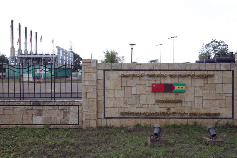 QUEBRAS DE ELETRICIDADE FREQUENTES EM SÃO TOMÉ PREOCUPAM POPULAÇÃO E EMPRESÁRIOS