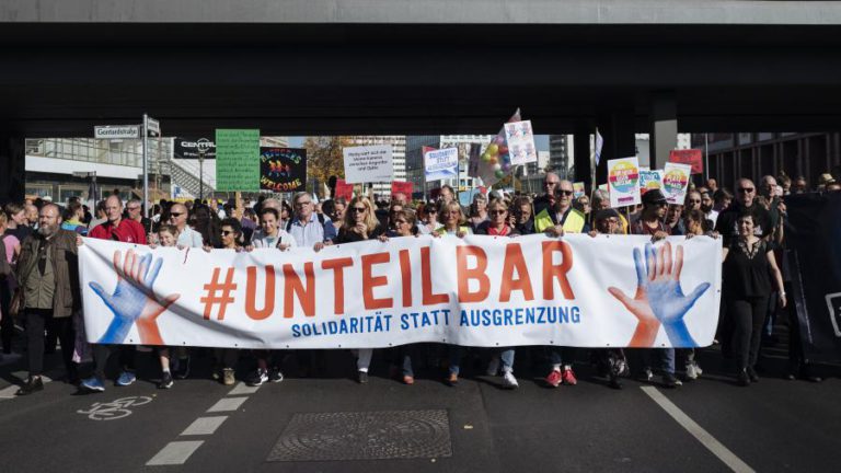 MILHARES JUNTAM-SE NO CENTRO DE BERLIM CONTRA O RACISMO E XENOFOBIA (C/ÁUDIO)