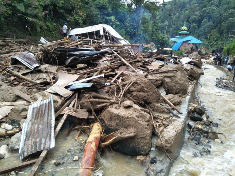 CHEIAS E DESLIZAMENTOS DE TERRA FIZERAM PELO MENOS 27 MORTOS NA INDONÉSIA
