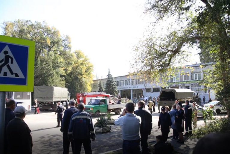 AUTORIDADES RUSSAS DIZEM QUE ALUNO USOU ARMAS DE FOGO PARA ATACAR ESCOLA NA CRIMEIA