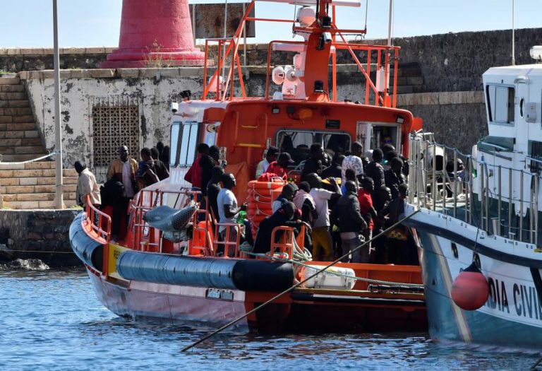 AUTORIDADES ESPANHOLAS RESGATARAM MAIS DE 200 PESSOAS MAR DE ALBORÃO