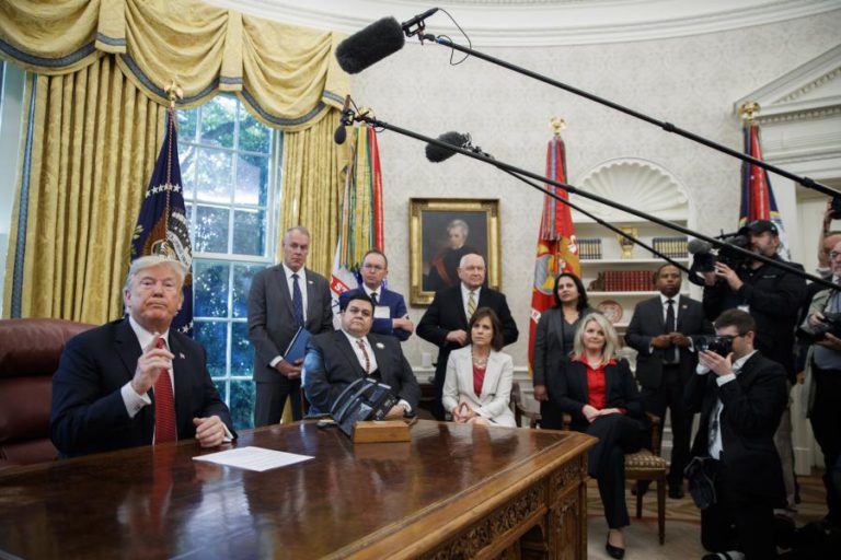 TRUMP ORDENA RETIRADA DOS EUA DA UNIÃO POSTAL UNIVERSAL