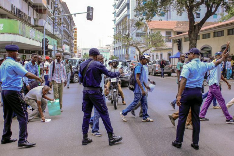 POLÍCIA ANGOLANA REPRIME MANIFESTAÇÃO DE EX-TRABALHADORES DA CASA DE SEGURANÇA DO PR