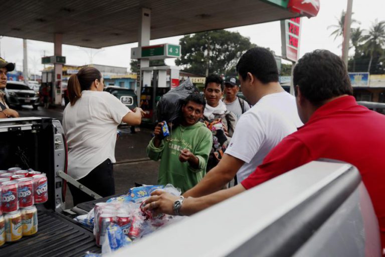MÉXICO COMEÇA A RECEBER MIGRANTES HONDURENHOS NA FRONTEIRA COM A GUATEMALA