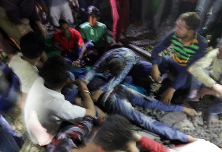 NÚMERO DE MORTOS EM ATROPELAMENTO FERROVIÁRIO NA ÍNDIA SOBE PARA 58