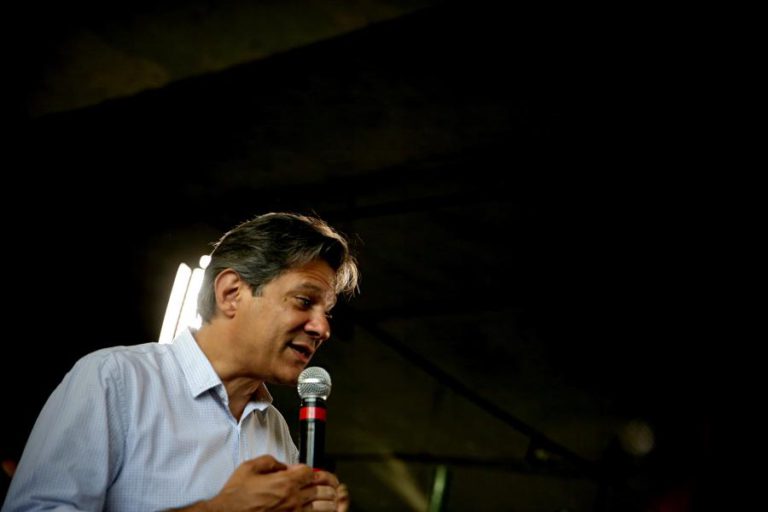 APOIANTES DE HADDAD E ARTISTAS ENTREGAM PANFLETOS E CONVERSAM EM CAFÉS PARA ‘VIRAR’ VOTOS