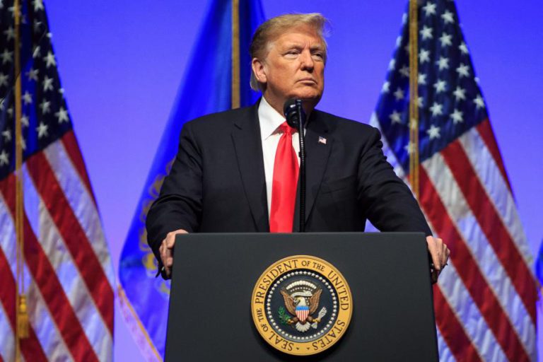 BOLSONARO DIZ QUE FALOU DE INICIATIVAS COMERCIAIS E MILITARES COM TRUMP
