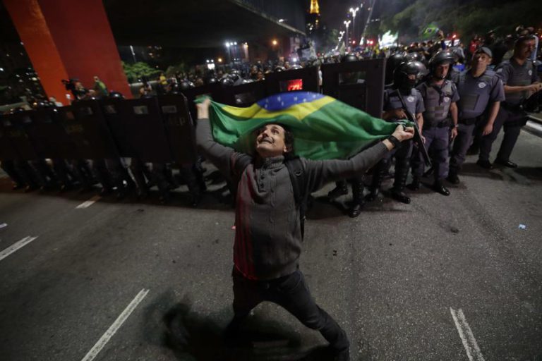 APOIANTES DE BOLSONARO FESTEJAM JUNTO AOS EDIFÍCIOS GOVERNAMENTAIS
