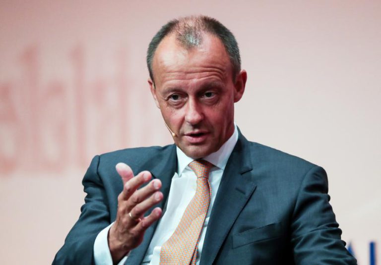 ANTIGO RIVAL DE MERKEL FORMALIZA CANDIDATURA À LIDERANÇA DA CDU
