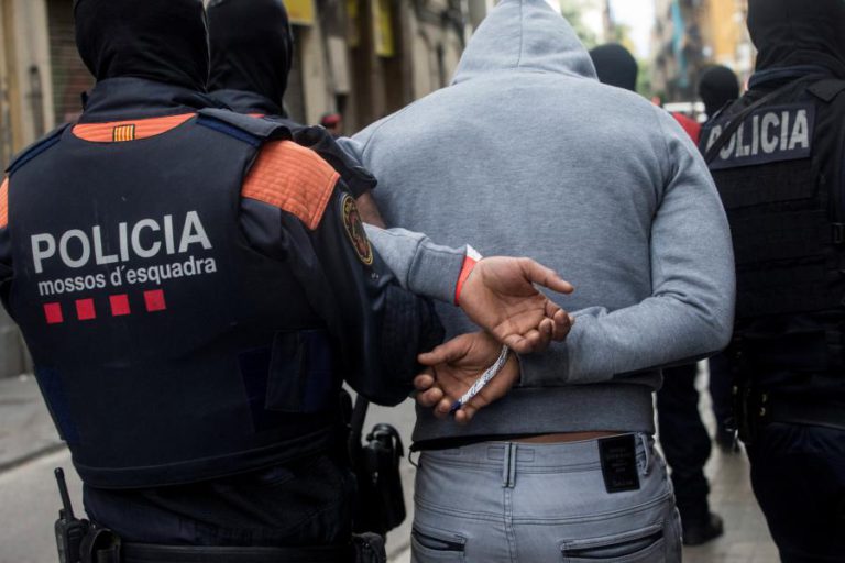 DETIDAS 55 PESSOAS EM OPERAÇÃO DE COMBATE À DROGA EM BARCELONA