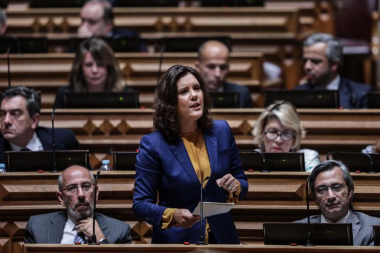 LÍDER DO CDS ACUSA PRIMEIRO-MINISTRO DE “COBARDIA POLÍTICA” NO DEBATE ORÇAMENTAL