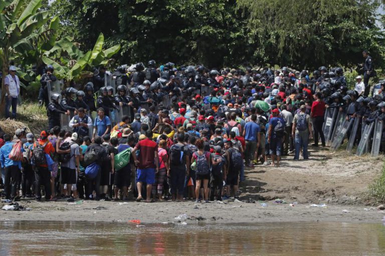 CENTENAS DE MIGRANTES HONDURENHOS LANÇAM-SE AO RIO PARA TENTAR SEGUIR PARA OS EUA