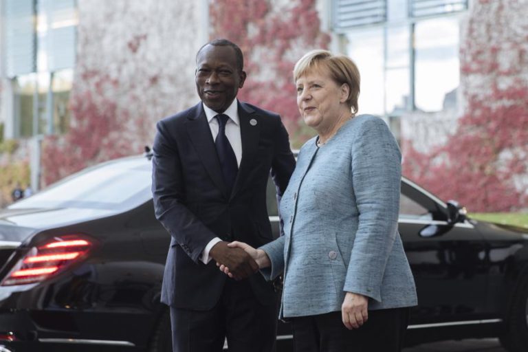 MERKEL ANUNCIA FUNDO DE MIL MILHÕES DE EUROS PARA APOIAR PME EM ÁFRICA