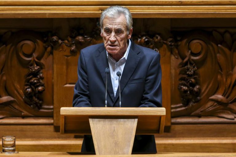 JERÓNIMO LEMBRA TEMPO EM QUE GOVERNO PSD/CDS TIROU “COM AS DUAS” MÃOS