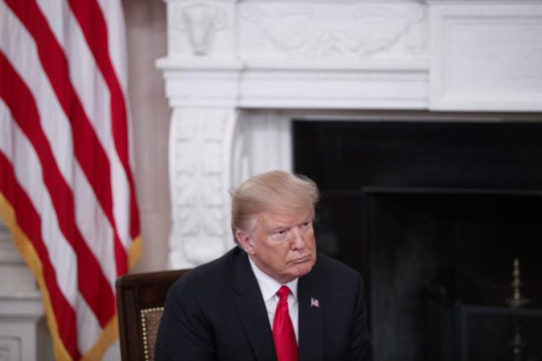 TRUMP ADMITE ENVIAR ATÉ 15.000 MILITARES PARA A FRONTEIRA PARA TRAVAR MIGRANTES