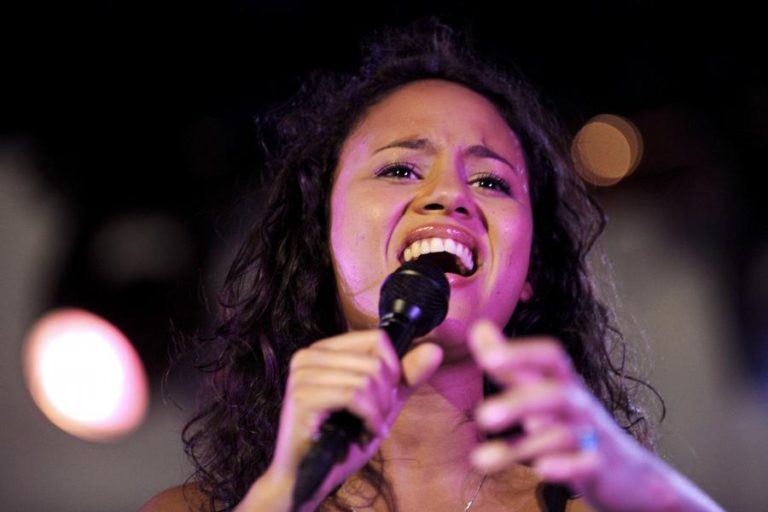 MAYRA ANDRADE LANÇA “MANGA”, “UMA FRUTA QUE FAZ BEM AO CORAÇÃO”