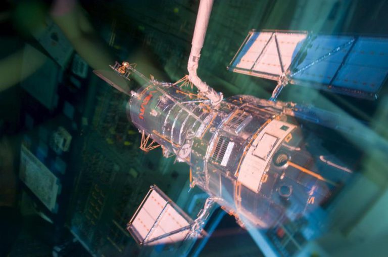 TELESCÓPIO ESPACIAL HUBBLE RETOMA OBSERVAÇÕES