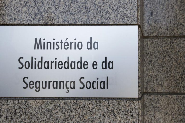 MINISTÉRIO CONFIRMA QUE ACESSO À REFORMA ANTECIPADA COM DUPLO CORTE MANTÉM-SE