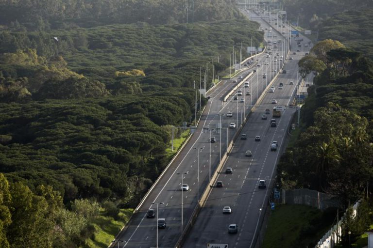 PCP, BE, PSD E CDS JUNTAM-SE E CHUMBAM AUMENTO DE IMPOSTO SOBRE CARROS DE EMPRESAS