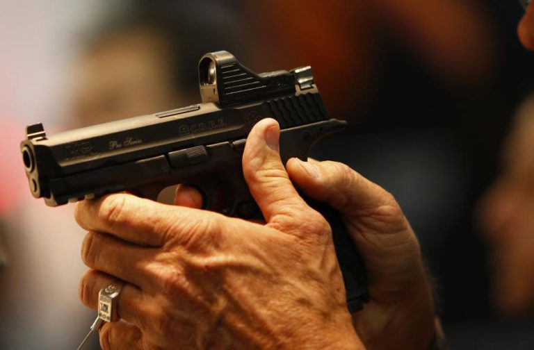 NÚMERO DE MORTOS EM TIROTEIO NA FLORIDA SOBE PARA DOIS