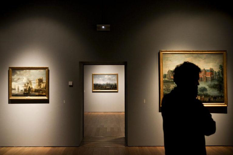 REPRODUÇÕES GIGANTES DE QUADROS DO MUSEU DO PRADO COBREM EDIFÍCIO NOS SEUS 200 ANOS