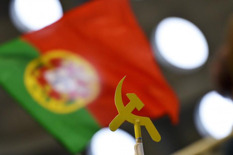 PCP CRITICA ACORDO QUE AMARRA REINO UNIDO A POLÍTICAS NEOLIBERAIS E MILITARISTAS