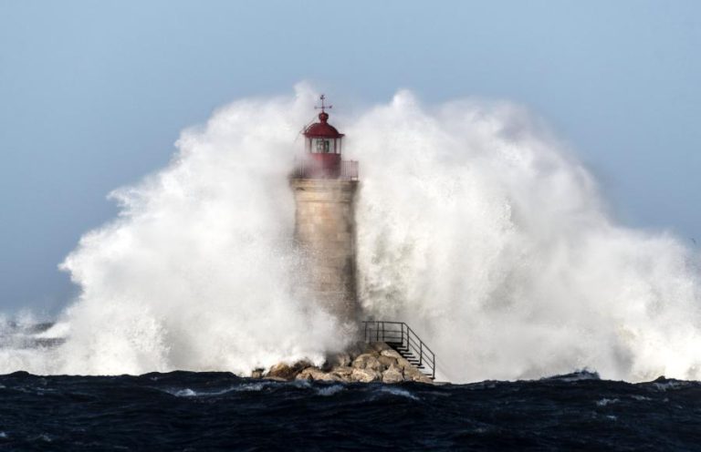 DOZE BARRAS MARÍTIMAS FECHADAS E TRÊS CONDICIONADAS DEVIDO À AGITAÇÃO MARÍTIMA