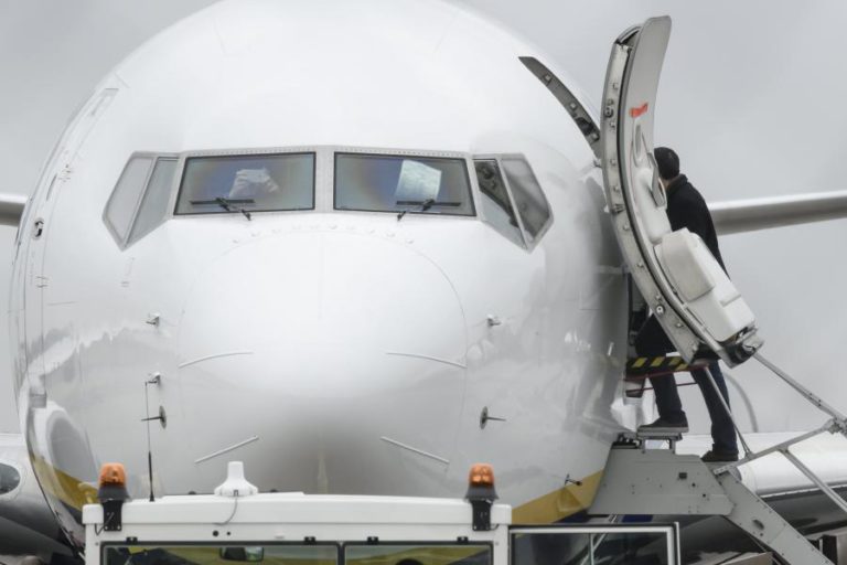 AVIÃO COM 149 PASSAGEIROS A BORDO ATERRA DE EMERGÊNCIA EM FARO ESCOLTADO POR F-16