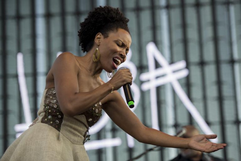 LURA ANTECIPA NOVO ÁLBUM COM “ALGUÉM DI ALGUÉM” E USA SONORIDADES ELETRÓNICAS