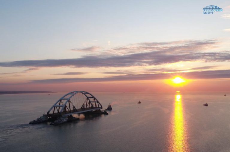 RÚSSIA REABRE ESTREITO DE KERCH NA CRIMEIA MAS MANTÉM APRESADOS NAVIOS DE KIEV